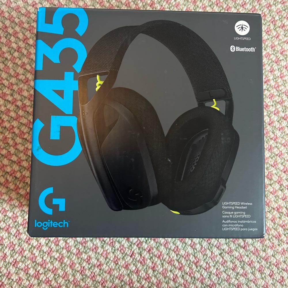 NWT LOGITECH G435 over the ear Headphones, NWT. Black colorComes in boxBluetooth